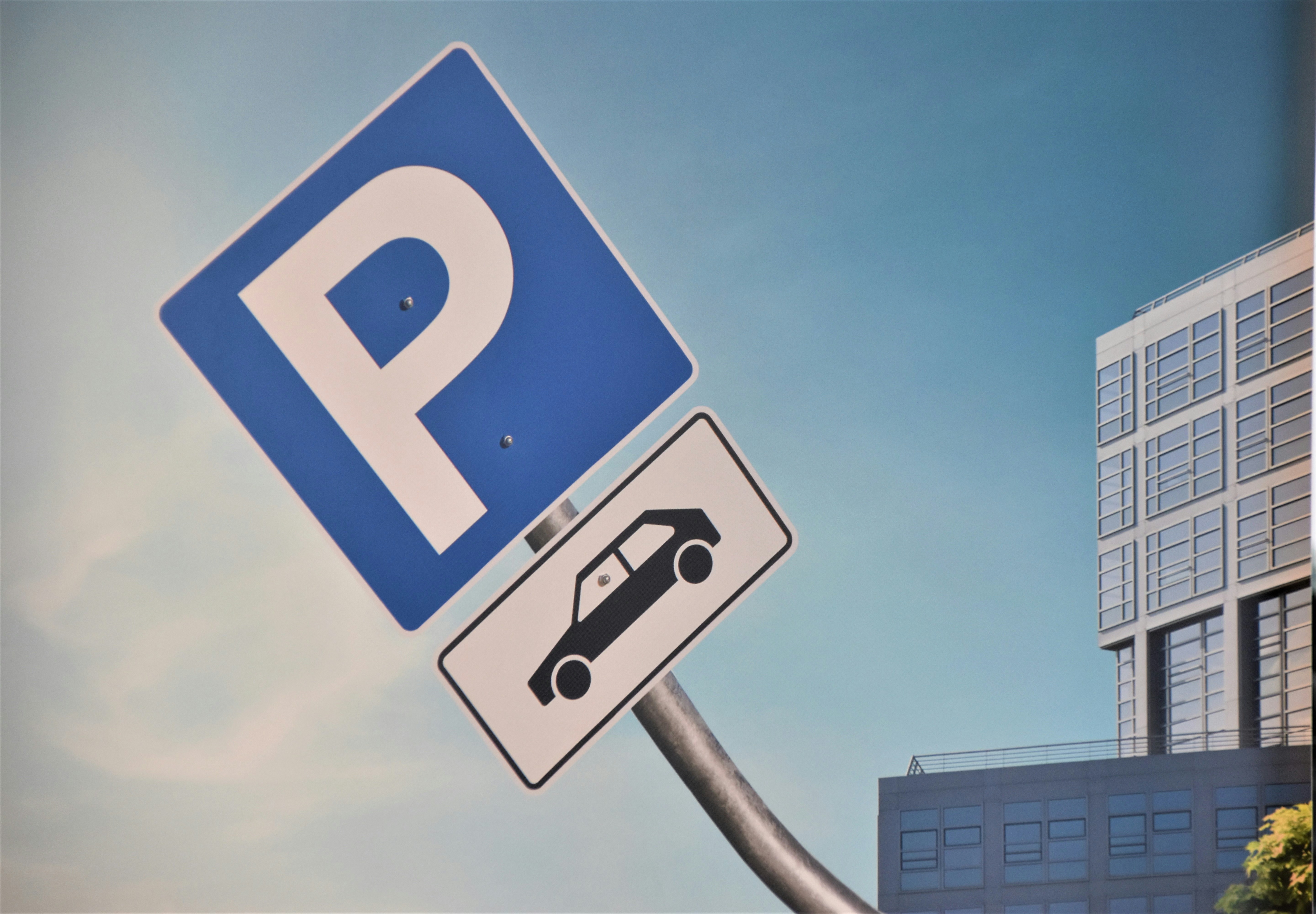 A picture of a parking sign at a diagonal angle
